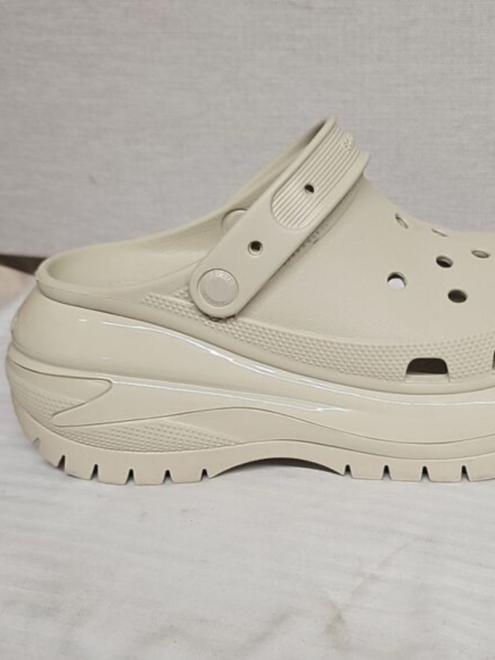 Crocs Classic Mega Crush Clog - Bone